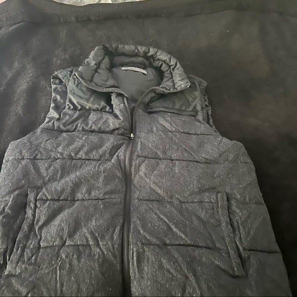 Black and gray Gap vest - Picture 5 of 5